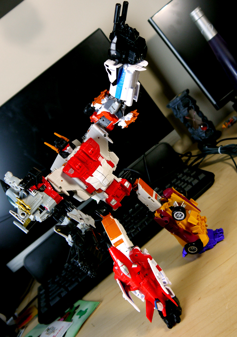 Illustration for article titled The Latest Transformers Line Combines Everything '80s Kids Loved